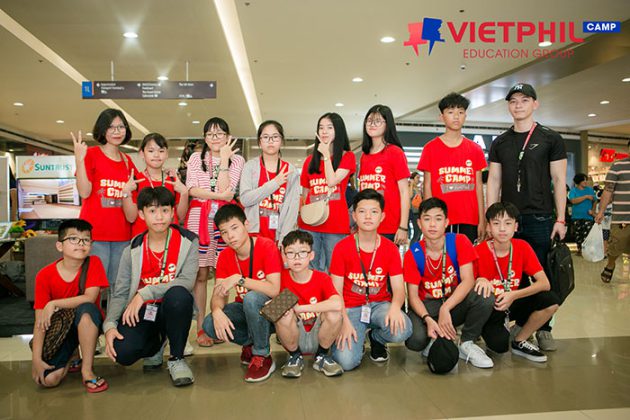 Học viên VietPhil chụp ảnh kỷ niệm tại sân bay Changi