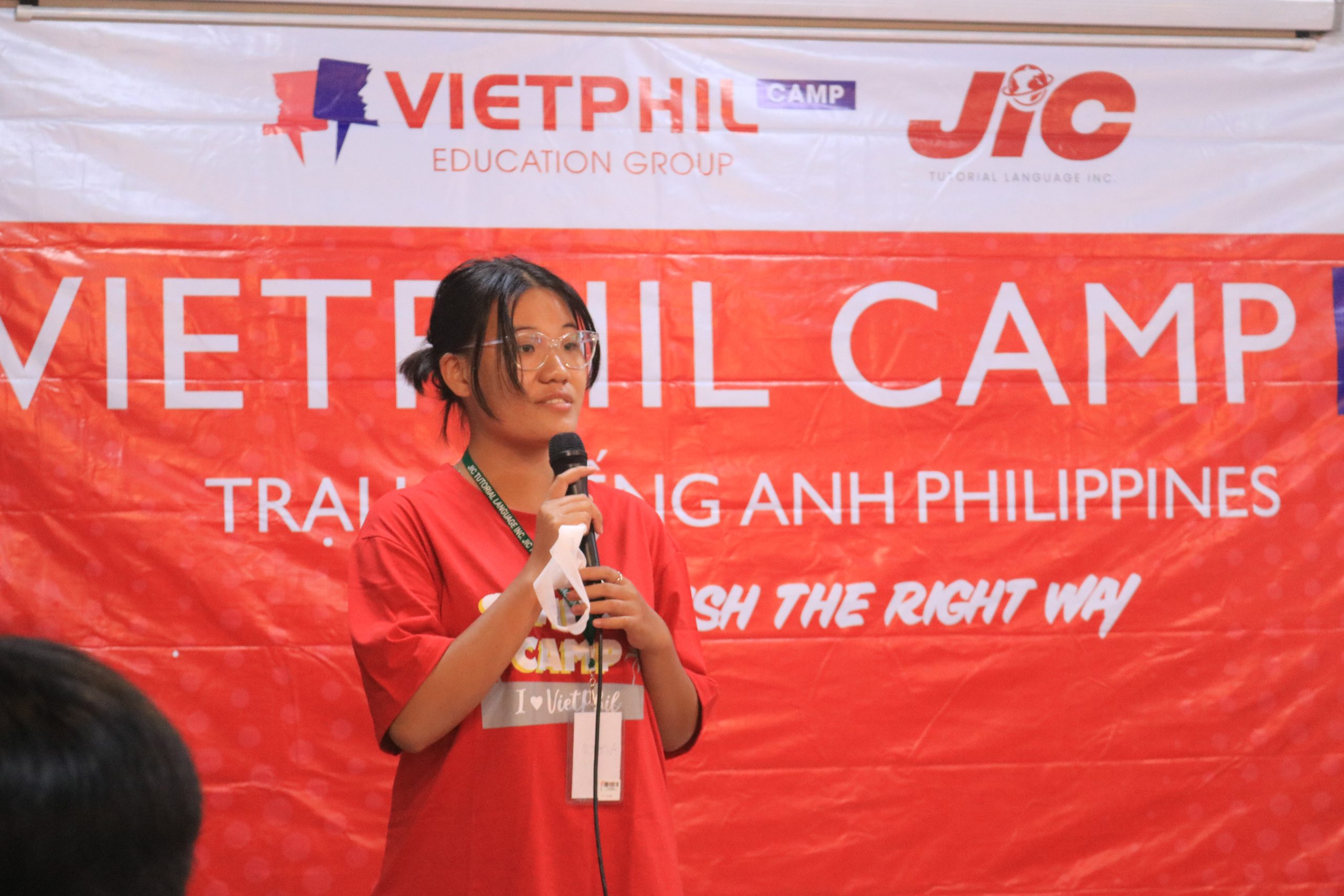 Học viên VietPhil tự tin thuyết trình trước đám đông sau một mùa trại hè 